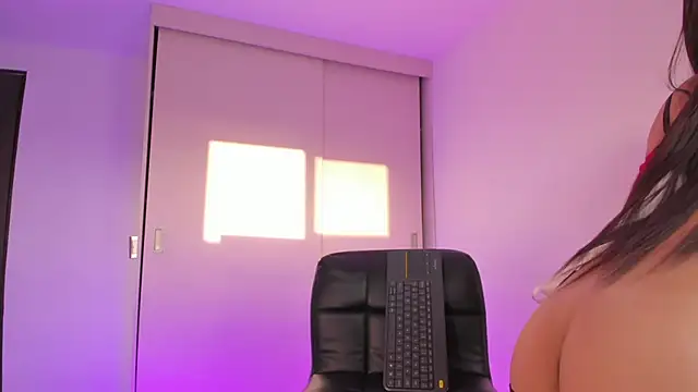 Snapshot of BabyMiaa__ chatting on 10-21-25, 10:10 BabyMiaa online show from 10-21-25, 10:10