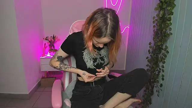 Snapshot of Elieiza_xo chatting on 10-19-25, 09:21 Elieiza xo online show from 10-19-25, 09:21