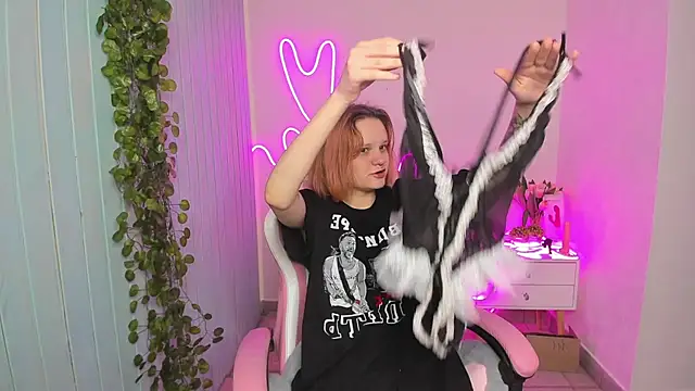 Snapshot of Elieiza_xo chatting on 10-21-25, 02:34 Elieiza xo online show from 10-21-25, 02:34