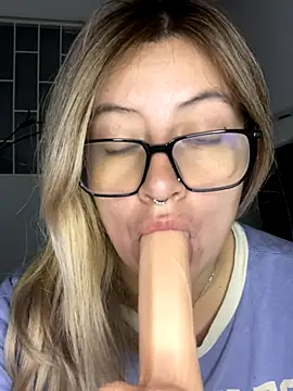 Snapshot of Blair_Bunnyy chatting on 10-25-25, 04:31 Blair Bunnyy online show from 10-25-25, 04:31