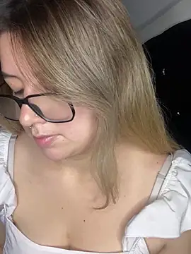 Snapshot of Blair_Bunnyy chatting on 11-20-25, 06:13 Blair Bunnyy online show from 11-20-25, 06:13