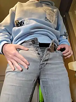 Snapshot of Trekkerboi chatting on 10-26-25, 02:01 Trekkerboi online show from 10-26-25, 02:01