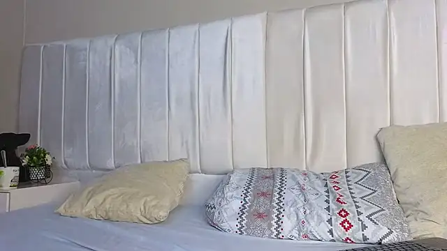 Snapshot of Miriam_milf chatting on 10-12-25, 02:54 Miriam milf online show from 10-12-25, 02:54