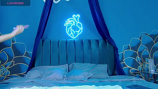 Maylu Fox online show from 10-12-25, 04:33