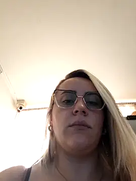 Snapshot of CurvyLust_x chatting on 10-27-25, 03:05 CurvyLust x online show from 10-27-25, 03:05