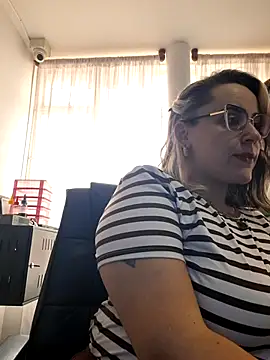 Snapshot of CurvyLust_x chatting on 11-04-25, 05:01 CurvyLust x online show from 11-04-25, 05:01