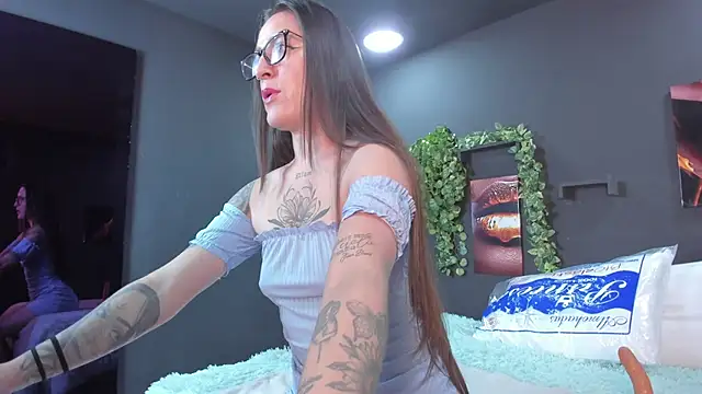 Snapshot of VelvetGreen chatting on 11-06-25, 01:34 VelvetGreen online show from 11-06-25, 01:34