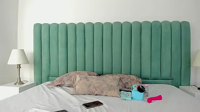 EmilyHanks  online show from 11-18-25, 10:47