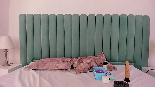 EmilyHanks  online show from 11-24-25, 11:15