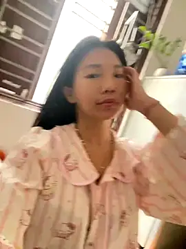 Snapshot of Miumieu chatting on 11-08-25, 05:18 Miumieu online show from 11-08-25, 05:18