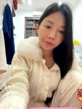 Snapshot of Miumieu chatting on 11-19-25, 10:26 Miumieu online show from 11-19-25, 10:26