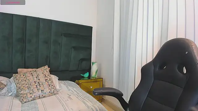 SaraWagner  online show from 11-11-25, 12:32