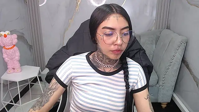 Snapshot of Ashley_Blum_v chatting on 10-30-25, 01:01 Ashley Blum v online show from 10-30-25, 01:01