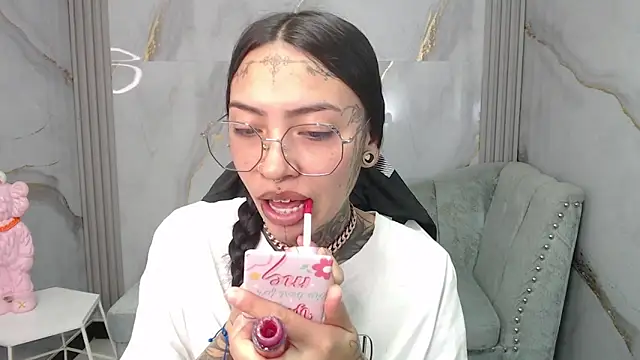 Snapshot of Ashley_Blum_v chatting on 11-12-25, 08:08 Ashley Blum v online show from 11-12-25, 08:08