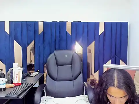 Snapshot of Aisha_hotts777 chatting on 11-19-25, 04:23 Aisha hotts777 online show from 11-19-25, 04:23