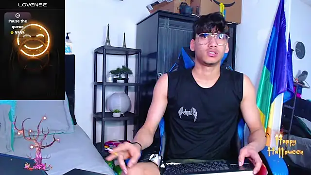 Gael Jones online show from 10-12-25, 01:43