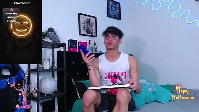 Gael Jones online show from 10-23-25, 04:12