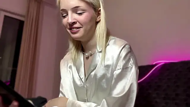 Snapshot of blondekira chatting on 10-21-25, 02:40 blondekira online show from 10-21-25, 02:40