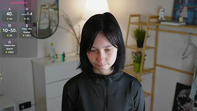 Snapshot of SuzanneHowse chatting on 11-04-25, 04:33 SuzanneHowse online show from 11-04-25, 04:33