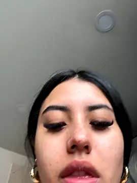 Snapshot of Victoria_alson chatting on 10-25-25, 02:35 Victoria alson online show from 10-25-25, 02:35