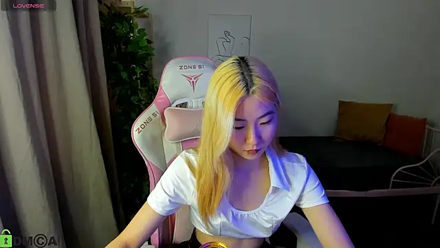 Snapshot of Aisi_18 chatting on 10-09-25, 05:38 Aisi 18 online show from 10-09-25, 05:38