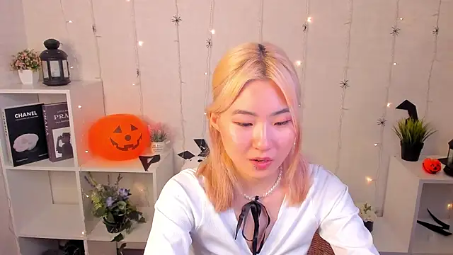 Snapshot of Aisi_18 chatting on 10-30-25, 06:04 Aisi 18 online show from 10-30-25, 06:04