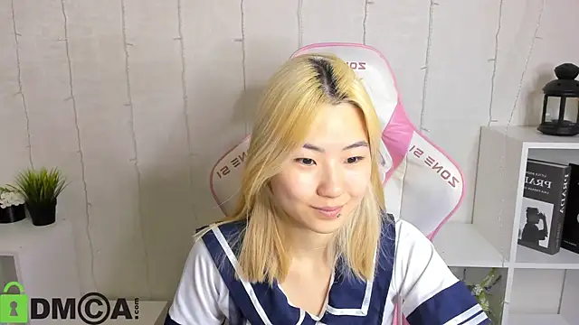 Snapshot of Aisi_18 chatting on 11-15-25, 12:30 Aisi 18 online show from 11-15-25, 12:30