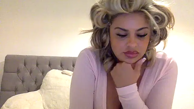 Snapshot of Miss_Mami chatting on 10-26-25, 12:05 Miss Mami online show from 10-26-25, 12:05