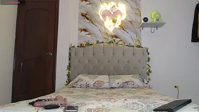 Snapshot of rossie_evans chatting on 10-30-25, 01:34 rossie evans online show from 10-30-25, 01:34