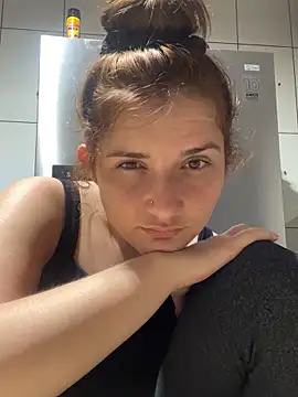 Snapshot of Bininhas2 chatting on 10-17-25, 06:49 Bininhas2 online show from 10-17-25, 06:49