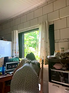 Snapshot of Bininhas2 chatting on 10-24-25, 06:15 Bininhas2 online show from 10-24-25, 06:15