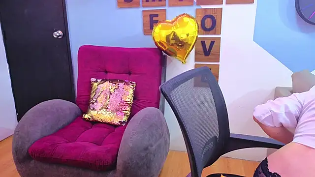 Snapshot of Victoria_Fallon chatting on 11-25-25, 09:04 Victoria Fallon online show from 11-25-25, 09:04