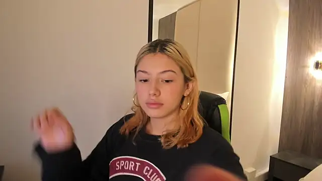 Snapshot of daniand_ chatting on 11-19-25, 11:54 daniand online show from 11-19-25, 11:54