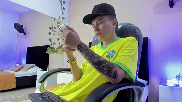 Nascary Fox online show from 11-16-25, 01:28