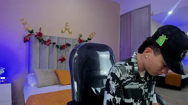 Nascary Fox online show from 12-21-25, 01:07