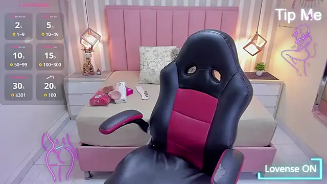 Snapshot of KATIAMOSS1 chatting on 10-15-25, 12:05 KATIAMOSS1 online show from 10-15-25, 12:05