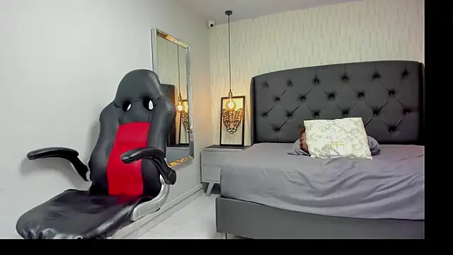 Snapshot of KATIAMOSS1 chatting on 10-23-25, 12:43 KATIAMOSS1 online show from 10-23-25, 12:43