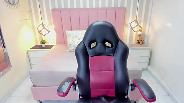 Snapshot of KATIAMOSS1 chatting on 11-24-25, 12:05 KATIAMOSS1 online show from 11-24-25, 12:05