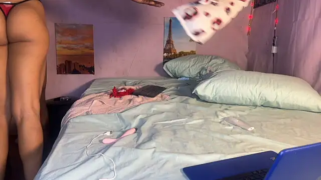 Snapshot of SpicyLolaX_NightDrip chatting on 10-25-25, 03:47 SpicyLolaX NightDrip online show from 10-25-25, 03:47