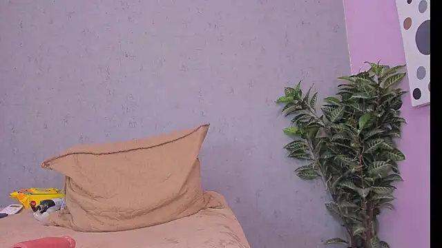 Snapshot of scarlett646 chatting on 02-12-26, 03:12 scarlett646 online show from 02-12-26, 03:12