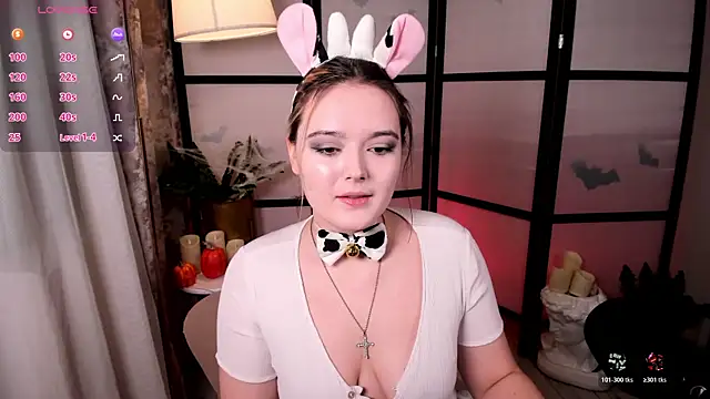 Snapshot of HeyMary chatting on 10-30-25, 10:06 HeyMary online show from 10-30-25, 10:06