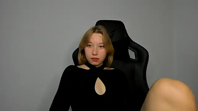 Snapshot of Agatha_May chatting on 10-10-25, 11:20 Agatha May online show from 10-10-25, 11:20