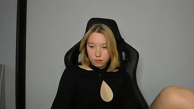 Snapshot of Agatha_May chatting on 10-11-25, 12:04 Agatha May online show from 10-11-25, 12:04