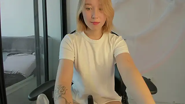 Snapshot of Agatha_May chatting on 10-27-25, 05:11 Agatha May online show from 10-27-25, 05:11