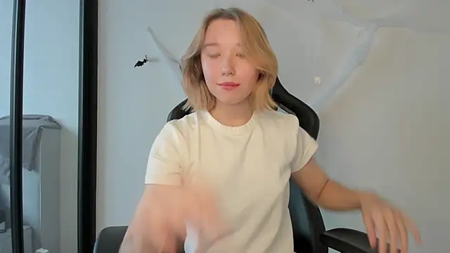 Snapshot of Agatha_May chatting on 10-29-25, 04:48 Agatha May online show from 10-29-25, 04:48