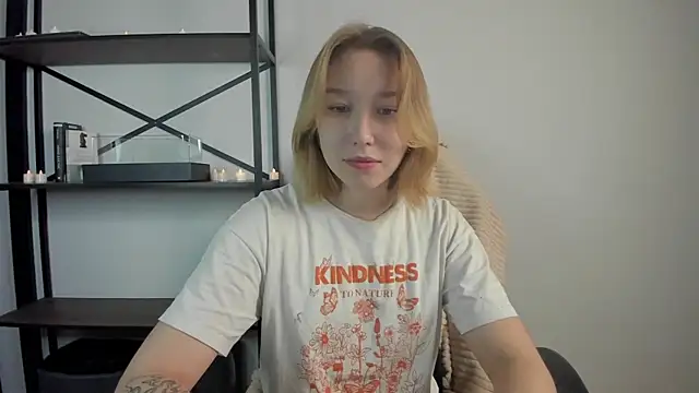 Snapshot of Agatha_May chatting on 11-25-25, 02:44 Agatha May online show from 11-25-25, 02:44