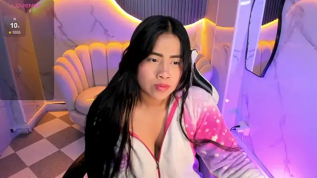 Snapshot of Victoria_b_ chatting on 10-23-25, 07:56 Victoria b online show from 10-23-25, 07:56