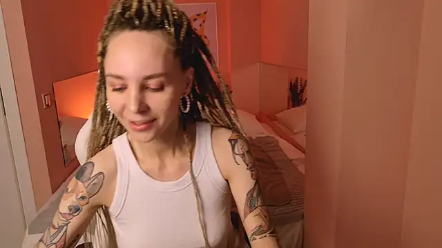 Snapshot of MiaGraham1 chatting on 11-06-25, 08:21 MiaGraham1 online show from 11-06-25, 08:21