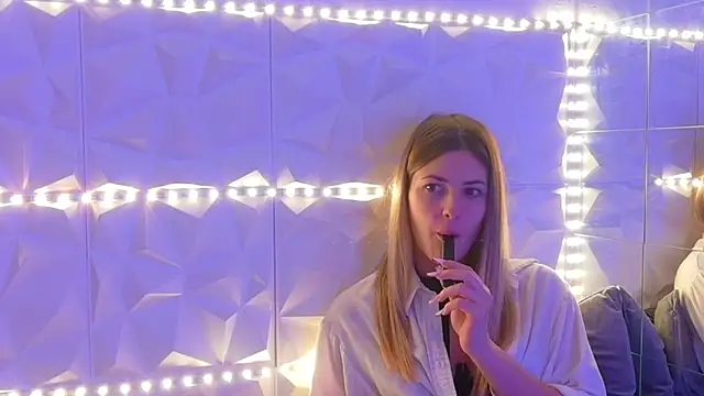 Aishha  online show from 12-17-25, 05:35