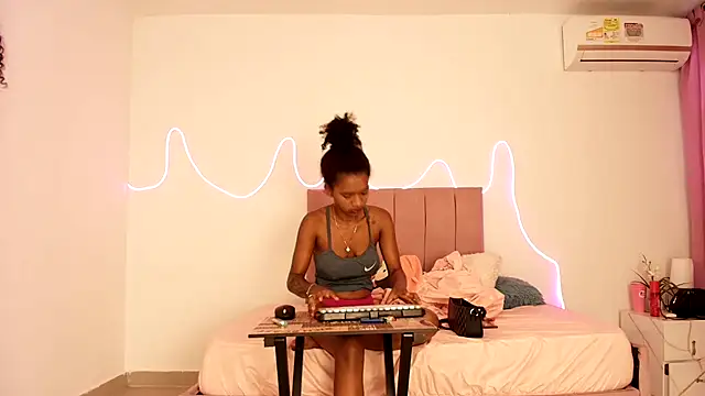 Snapshot of Valerin_salazar chatting on 10-21-25, 01:23 Valerin salazar online show from 10-21-25, 01:23